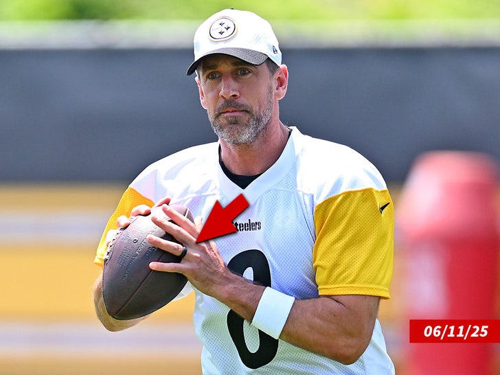 Aaron Rogers Ring Steellers Sub -Getty Swipe 2