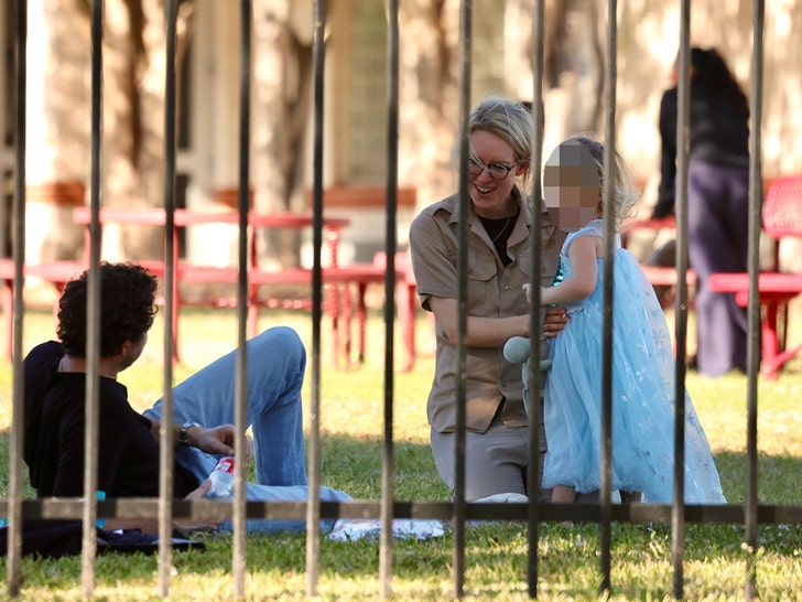 Elizabeth-Holmes-backgrid-1