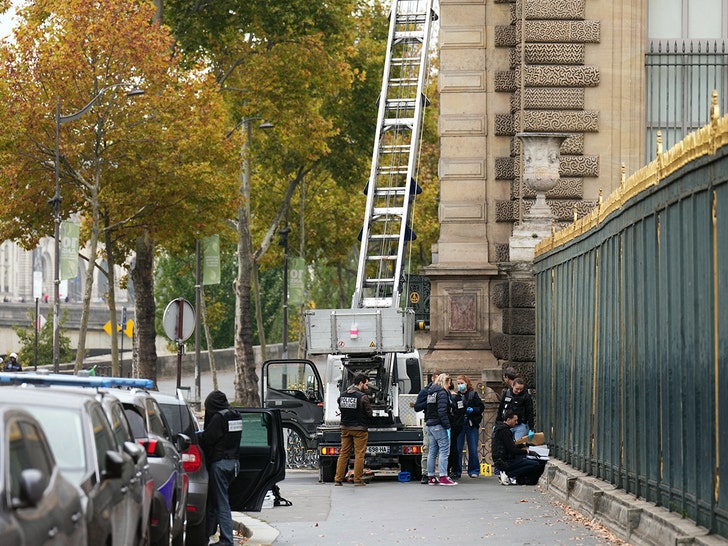 Louvre Museum Closed After Major Jewelry Heist