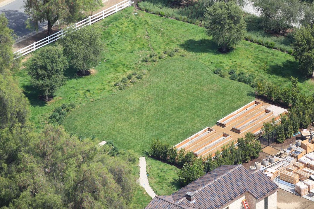 x17_kylie_jenner_aerial_090726_30