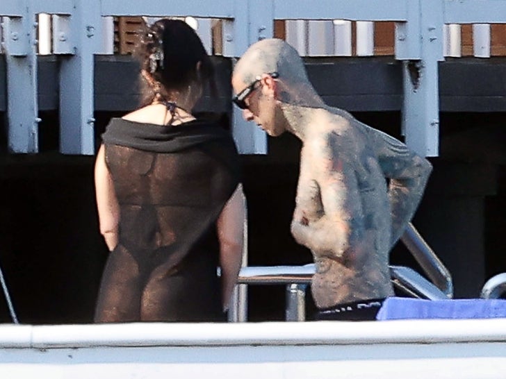 Kourtney Kardashian ve Travis Barker Pack Como Gölü'nde PDA'da