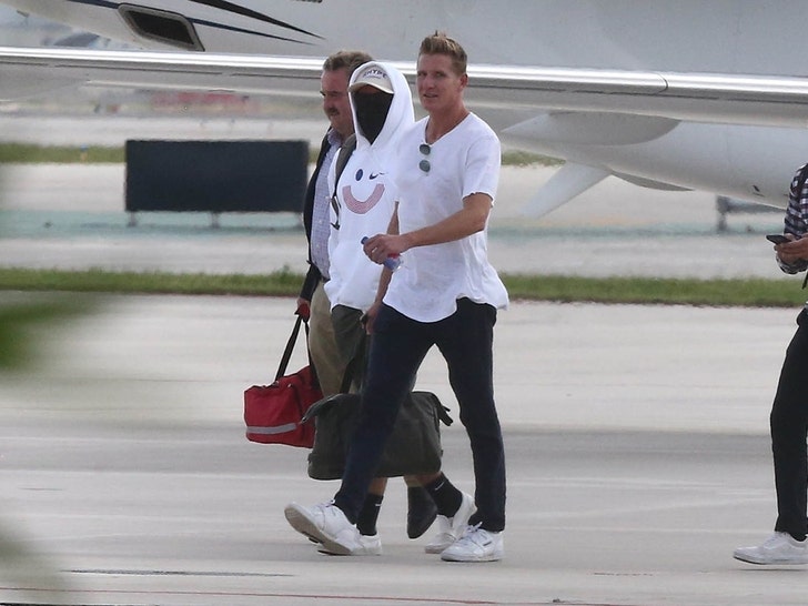 zac efron lands in miami