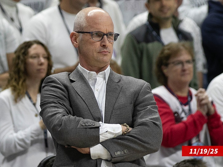 dan hurley uconn sub getty swipe 1