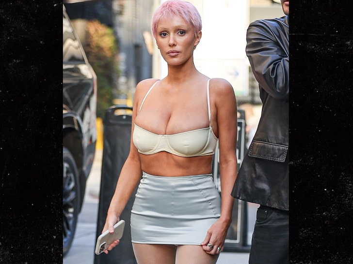 Bianca Censori mostra seu novo estilo de cabelo rosa backgrid 3