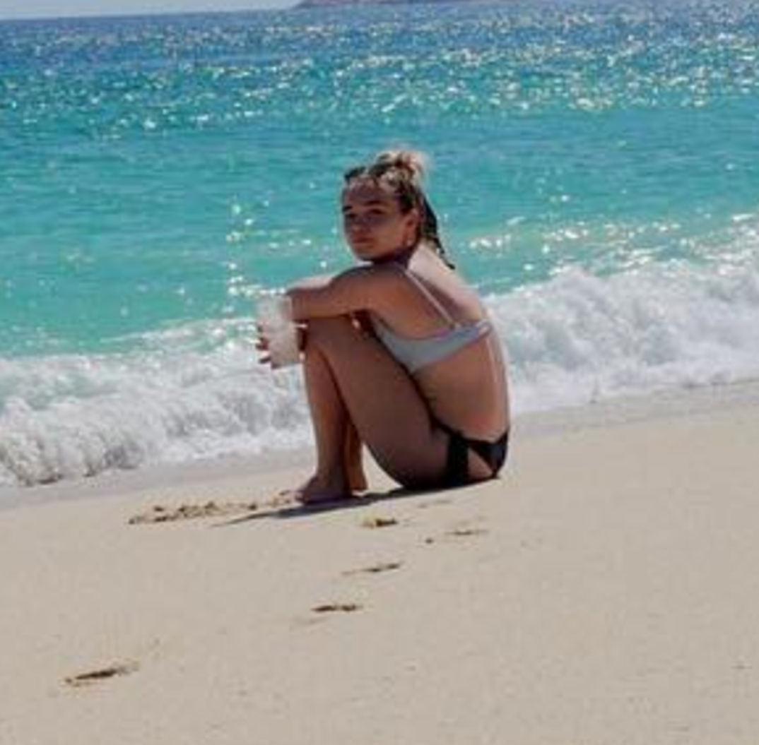 florence-pugh-hot-photos10