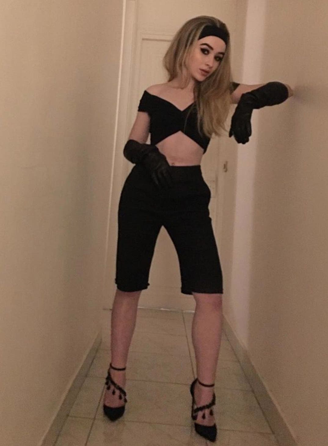 Sabrina-Carpenter-hot-shots-06
