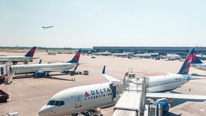 delta plane Hartsfield-Jackson Atlanta International Airport