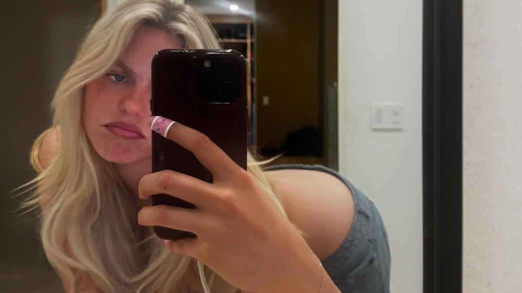 1112-Renee-Rapp-Sexy-Selfies-PRIMARY