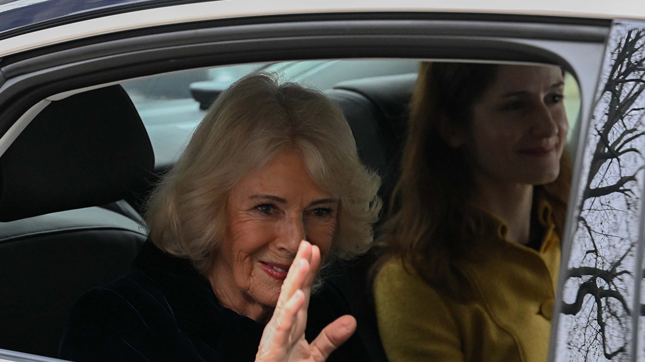 Koningin Camilla negeert vragen tijdens koninklijk uitje over de arrestatie van ex-prins Andrew