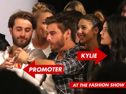 1018_scott_disick_fashion_show_banners