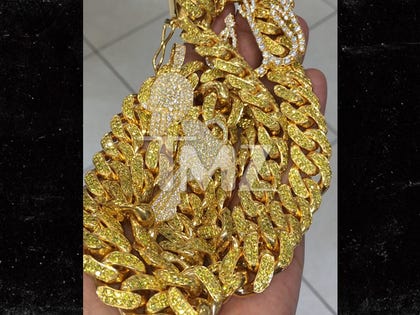 0207-bieber-french-montana-chain-TMZ_01