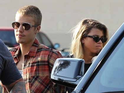 0824-justin-beiber-sofia-richie-akm-01