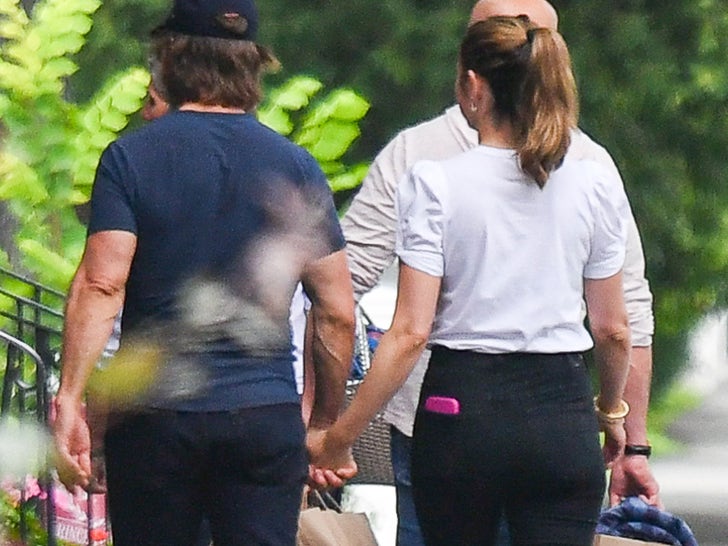 0729-Tom-Cruise-Ana-De-Armas-Link-Hands-SUB-2