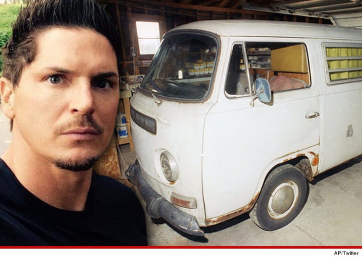 Zak Bagans -- I Bought Dr Kevorkian's Death Mobile :: 0827-main-zak-bagans-jack-kevorkian-van-ap-twitter-4