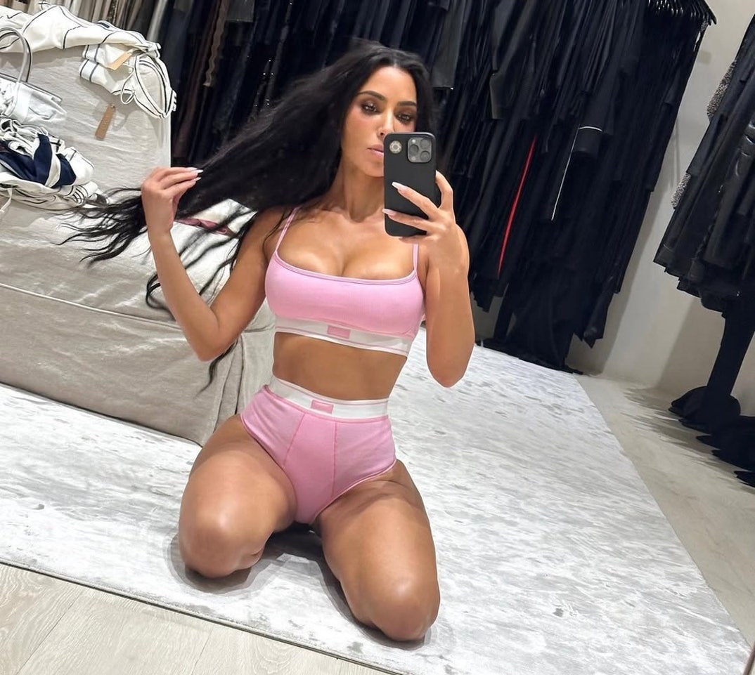 1212  Kim Kardashian Hot Shots 20