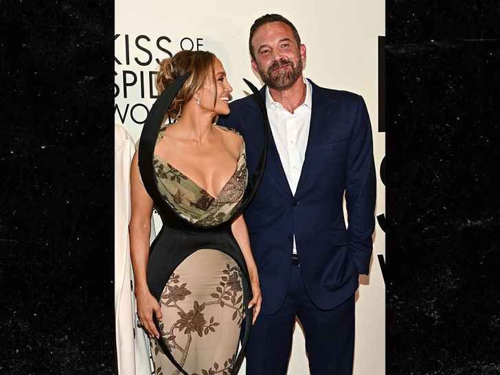 Ben Affleck and Jennifer Lopez Reunite for 'Kiss of the Spider Woman'  Premiere