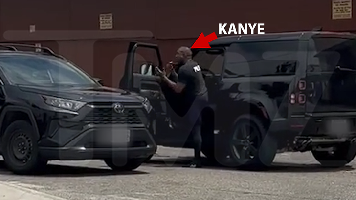 Kanye West, 'Karısı' ve Oğul Kiliseye Giderken Paparazzi'ye Bağırıyor