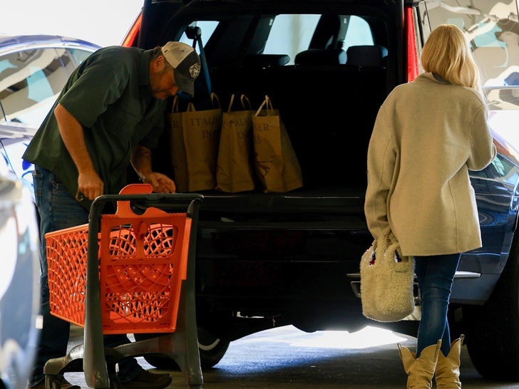 Gwen Stefani and Blake Shelton shop at Eataly amid breakup rumors BACKGRID 2