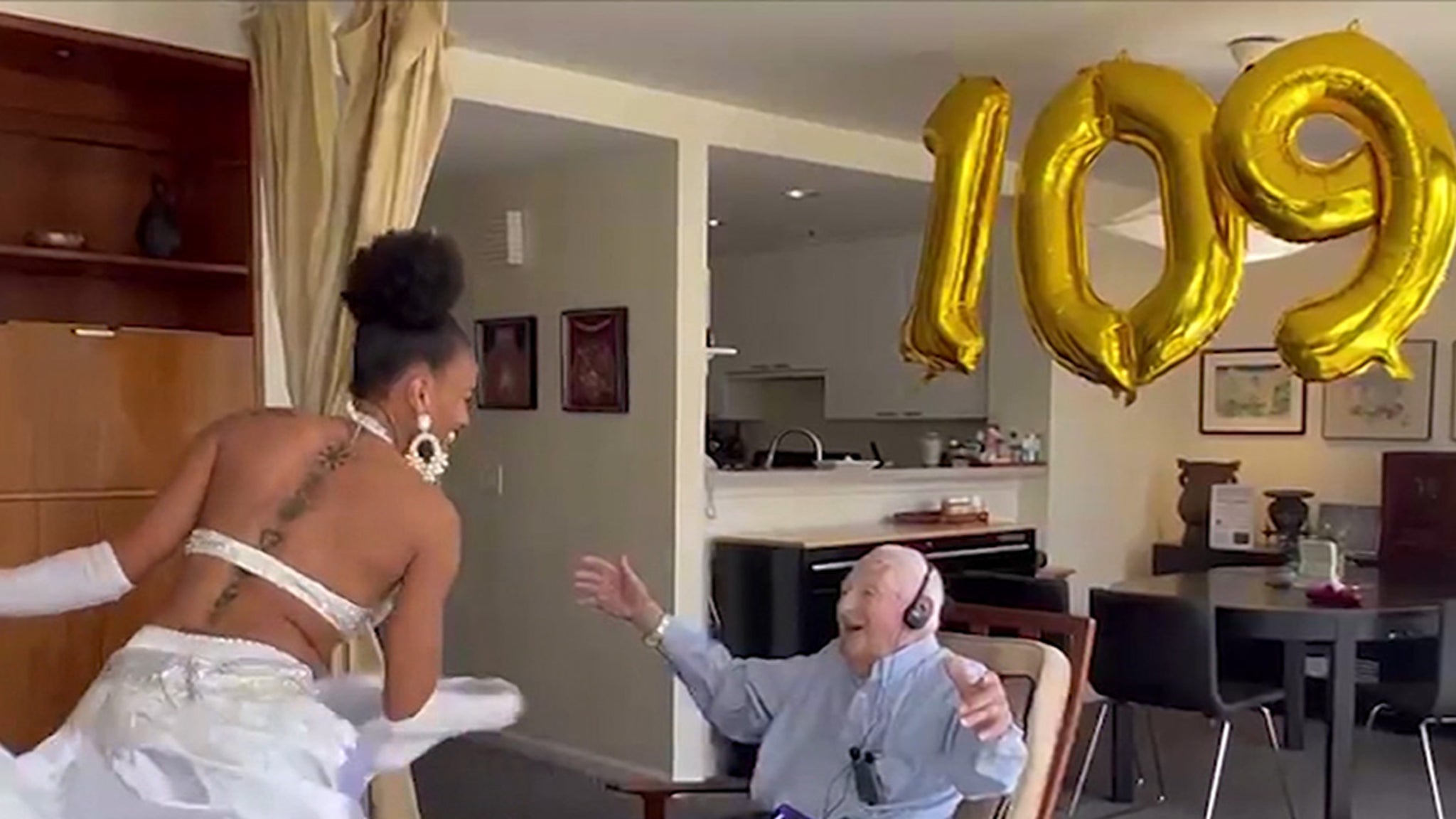 109-jähriger Mann feiert seinen Geburtstag mit einer Bauchtänzerin