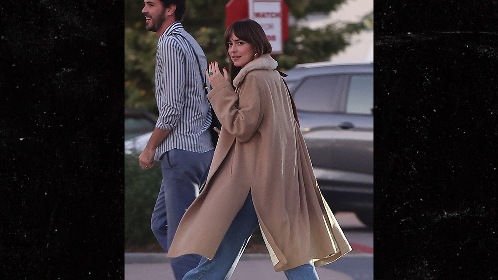 Dakota Johnson, Chris Martin’den ayrıldığına dair yalan haberin ardından nişan yüzüğünü sergiledi