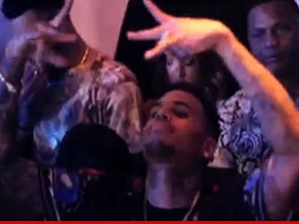 0709-chris-brown-gang-signs-intsa-01