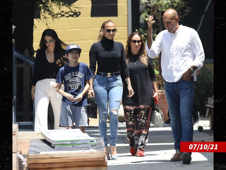 jennifer lopez tours school