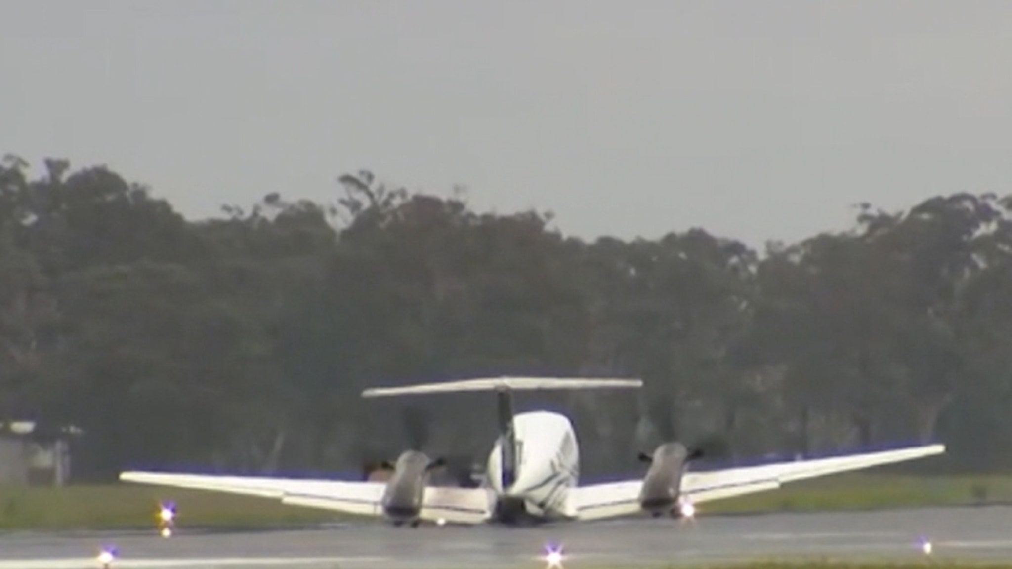 Un avión realiza un aterrizaje de emergencia con sus ruedas en Australia y falla el tren de aterrizaje