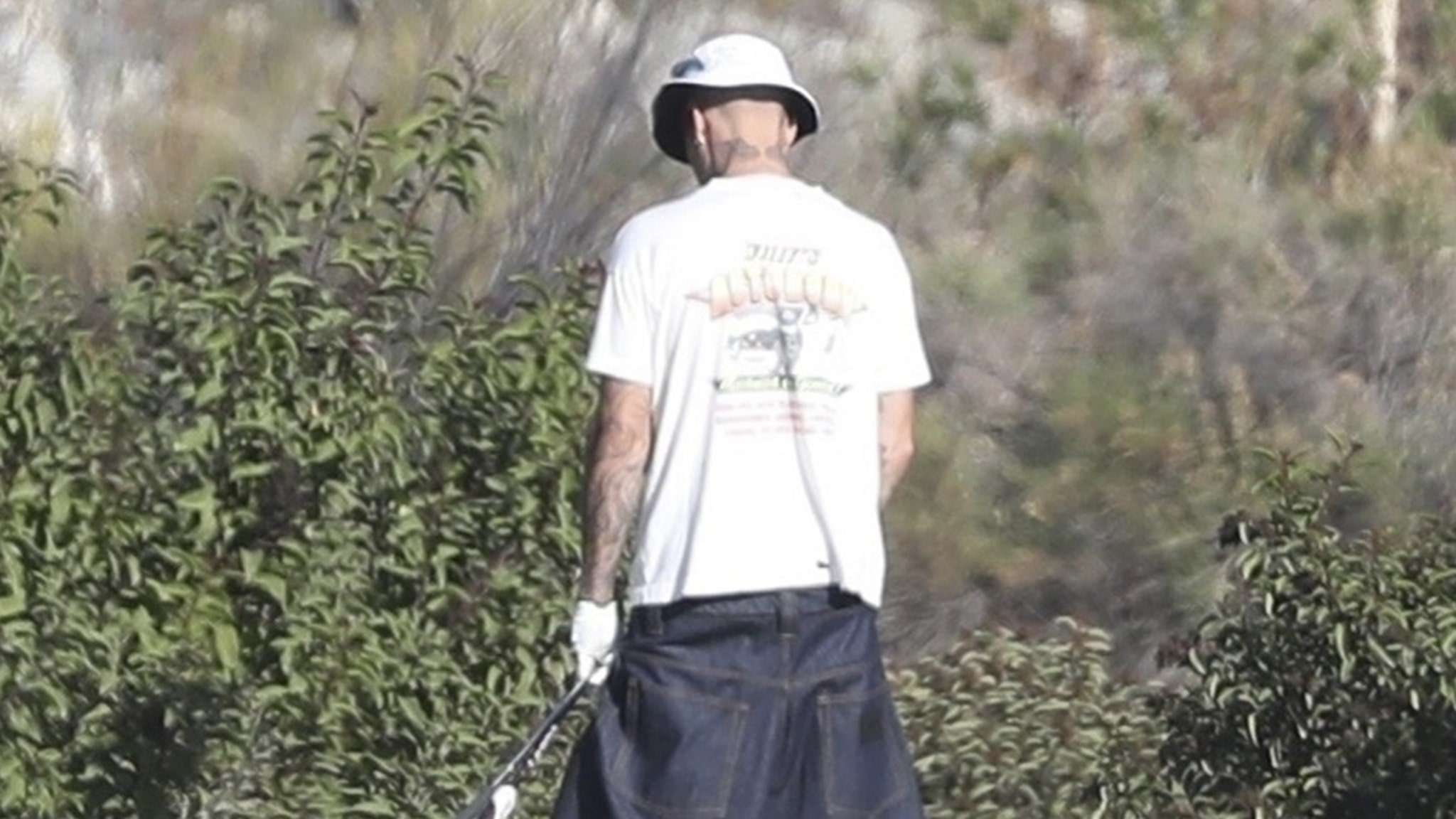 Justin Bieber Caught on Camera Relieving Himself in Golf Course Bushes Justin Bieber Caught on Camera Relieving Himself in Golf Course Bushes