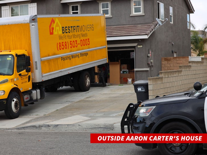 Aaron Carter의 집 밖에서 달리는 트럭