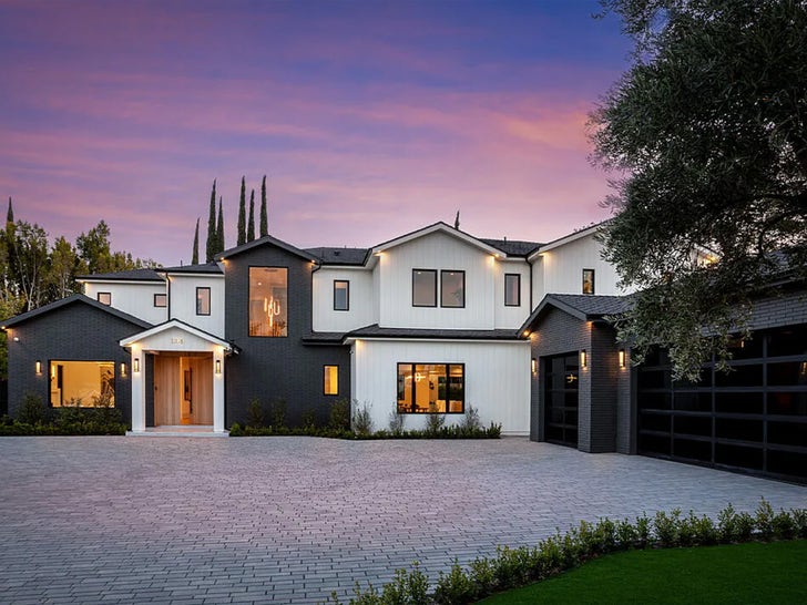 0623-NICK-WANESSA-LACHEY-SELLING-ENCINO-HOME-SUB1