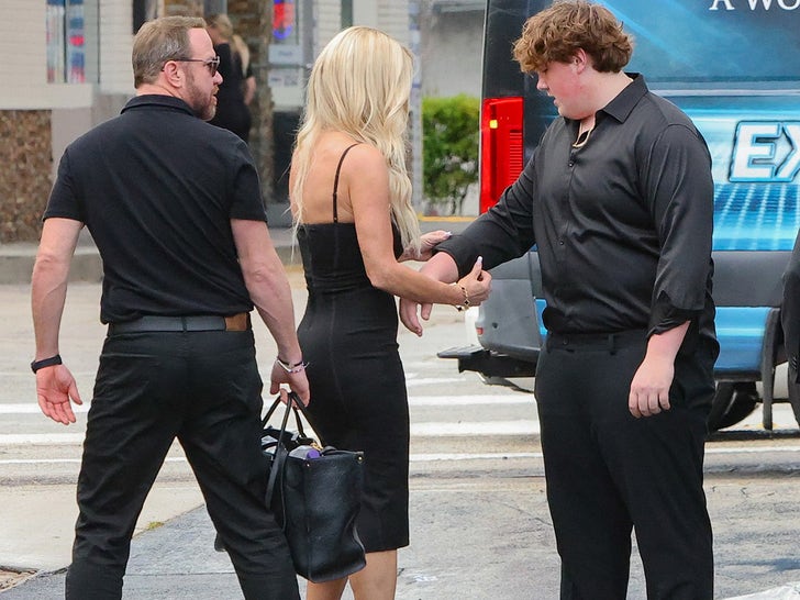 0827-Kim-Zolciak-Kash-Dinner-SUB-1