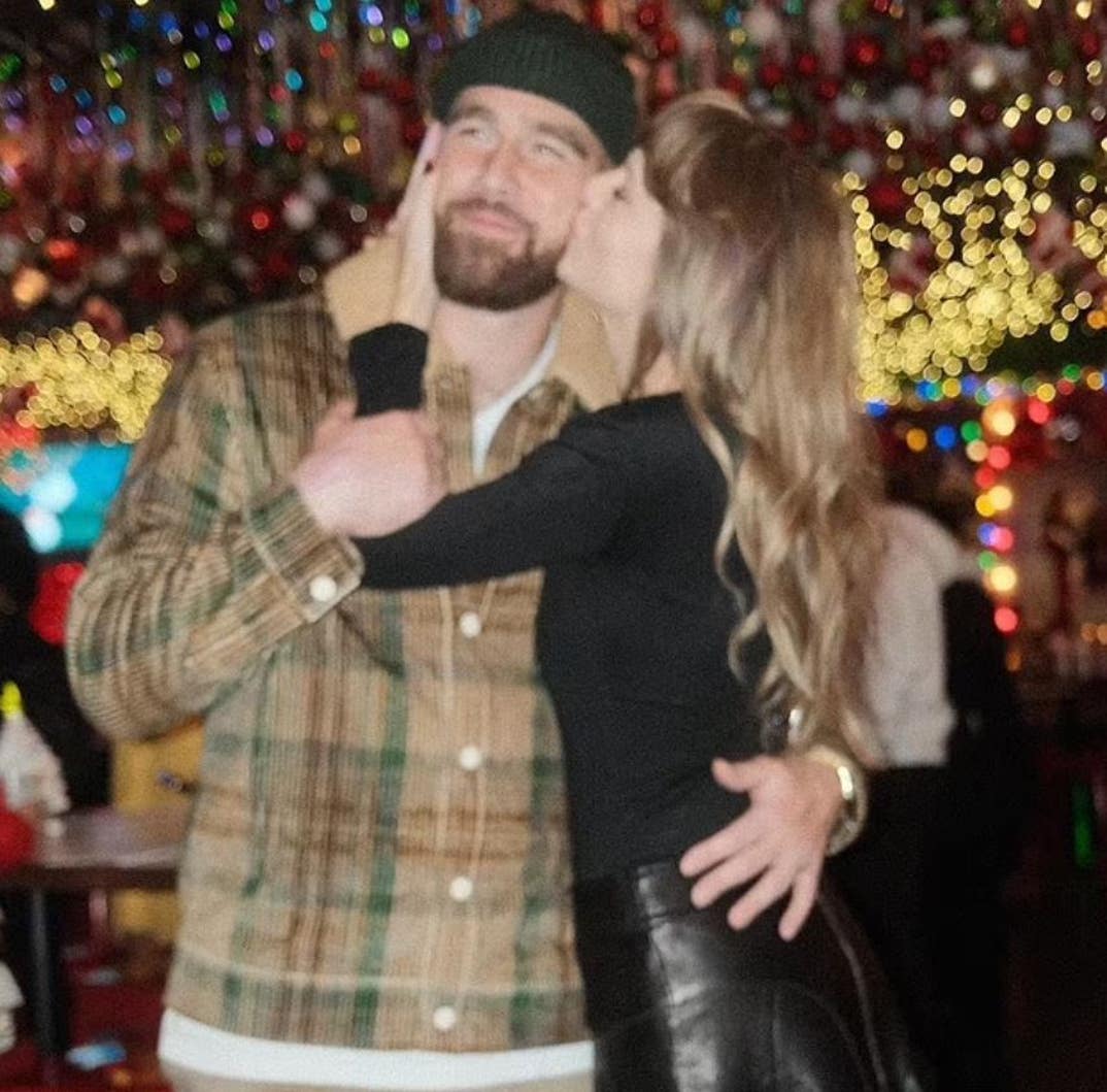 Taylor_Swift_kisses_Travis_Kelce_Twitter_1