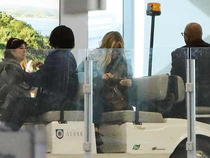 1209-khloe-kardashian-golf-cart-x17agency