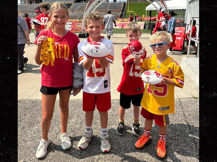 girl gets travis kelce gloves 3