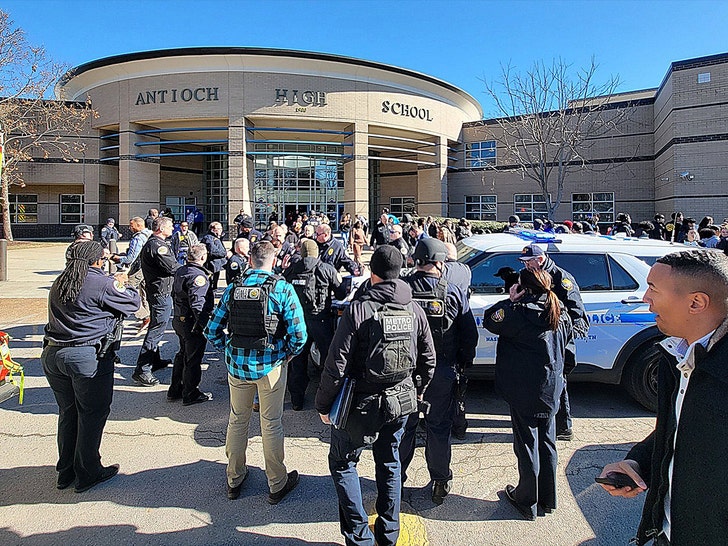 Policiais da Antioch High School no local