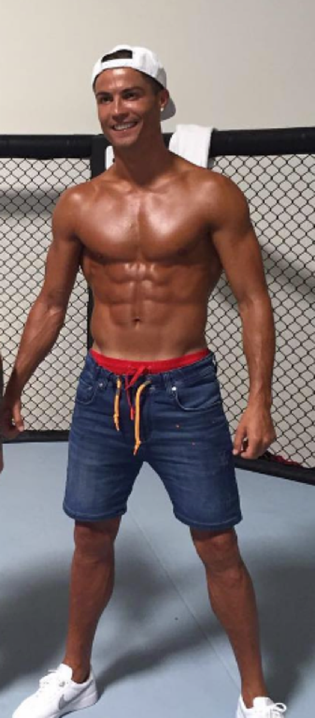 0110_Cristiano_Ronaldo_Shirtless_Shots04