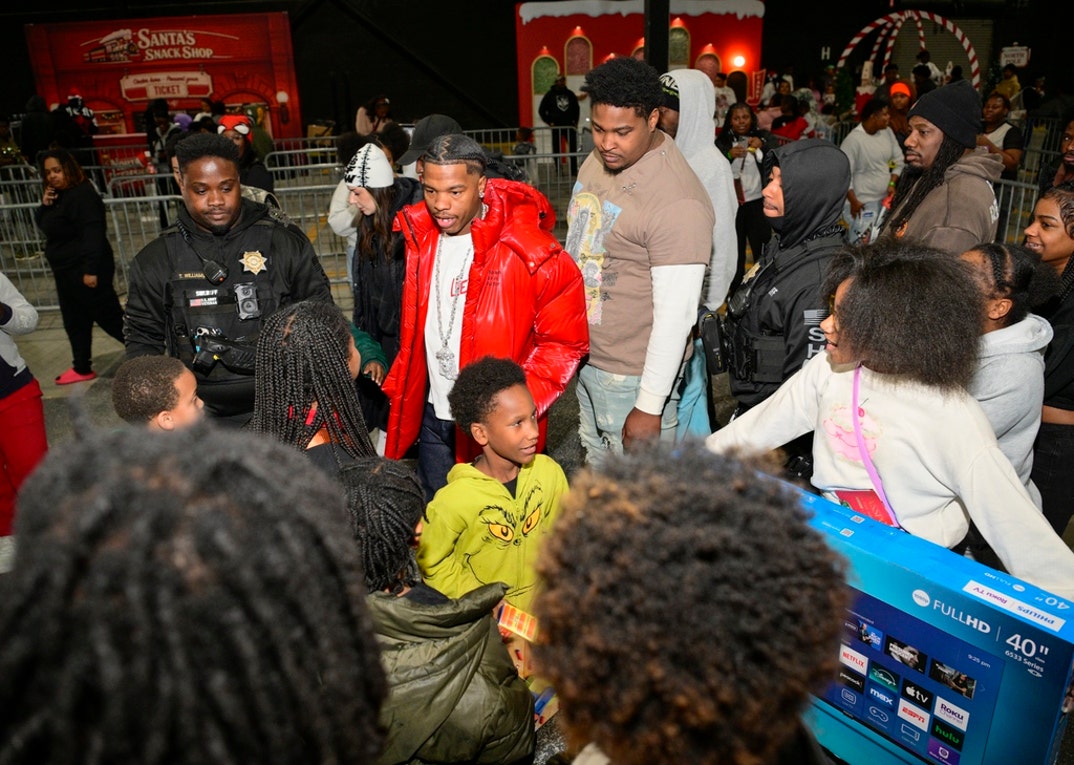 Lil Baby Lil Yachty Host Holiday Give Back Event  9