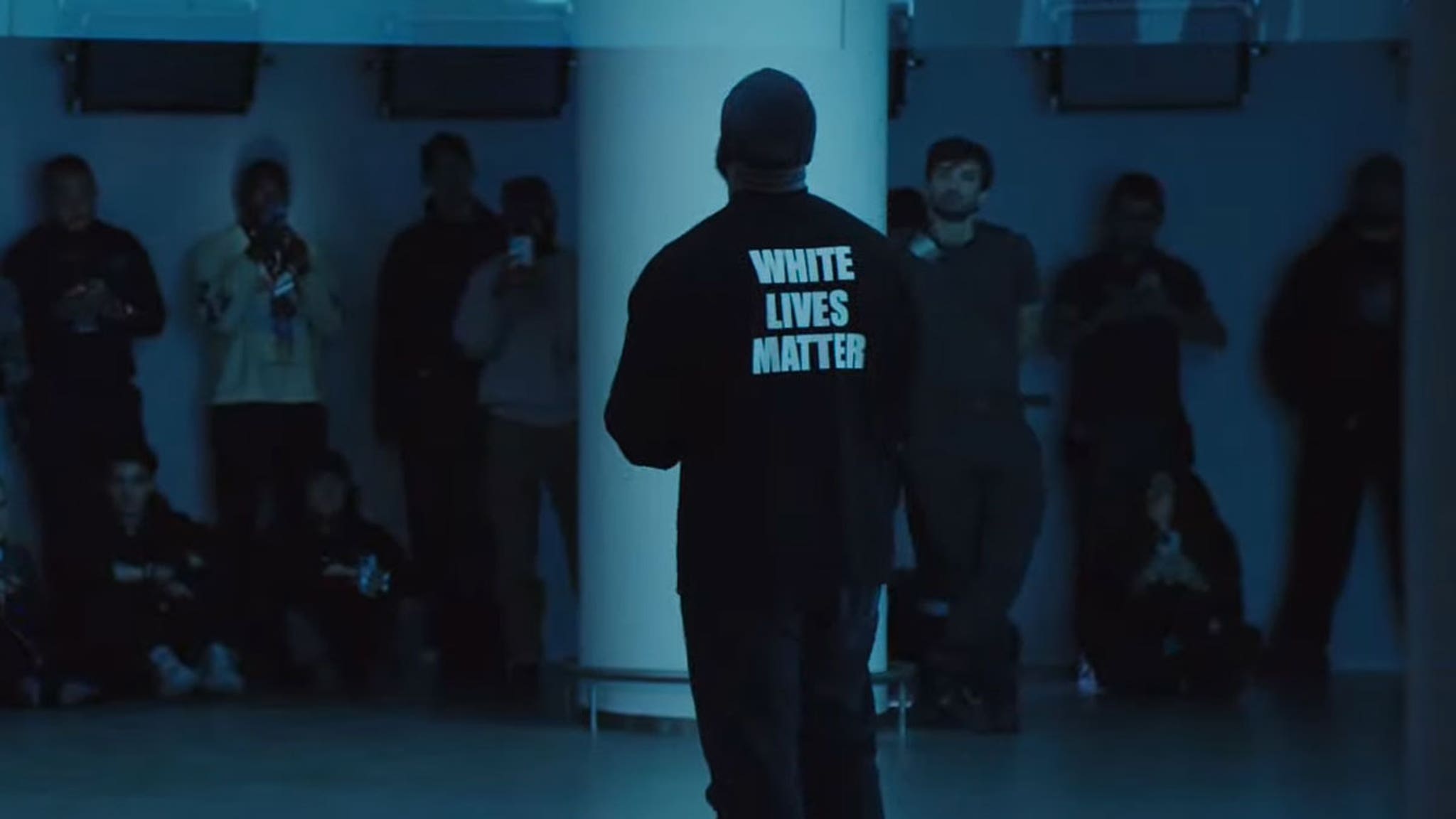 Kanye West 在 Yeezy 时装秀上身着“White Lives Matter”衬衫
