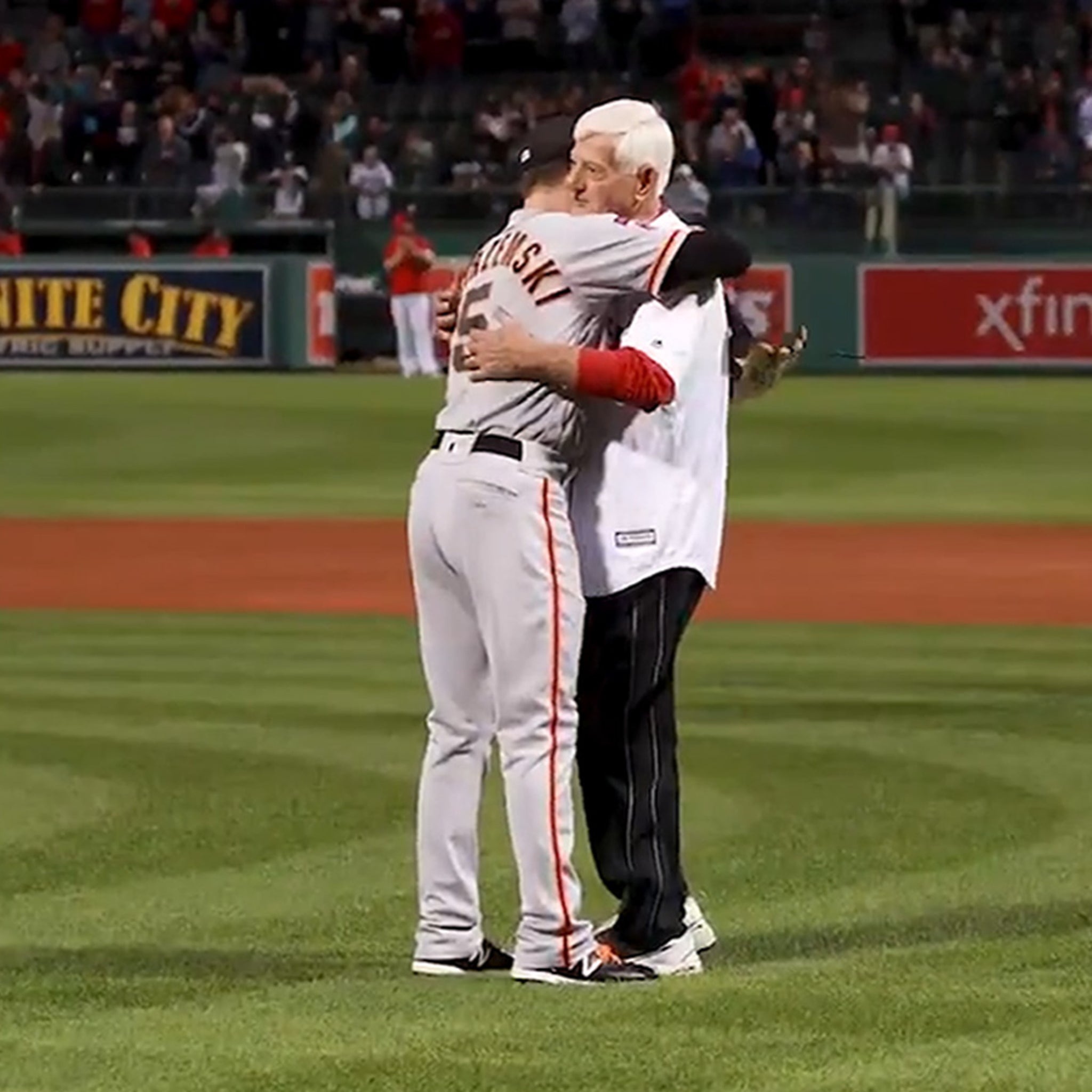 Giants' Mike Yastrzemski heads to grandfather Carl's Fenway Park