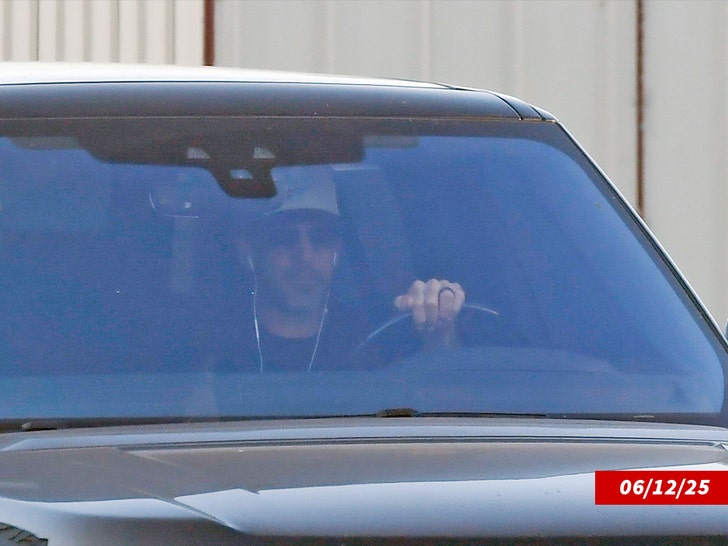 Aaron Rodgers at LAX yesterday with ring on the image direct 1