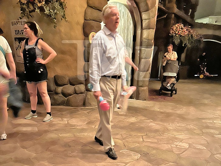 Lindsey Graham na Disney World segurando o brinquedo TMZ 1