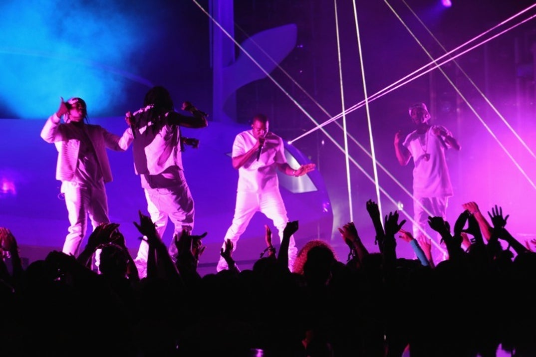 1027_kanye_performance_photos_21