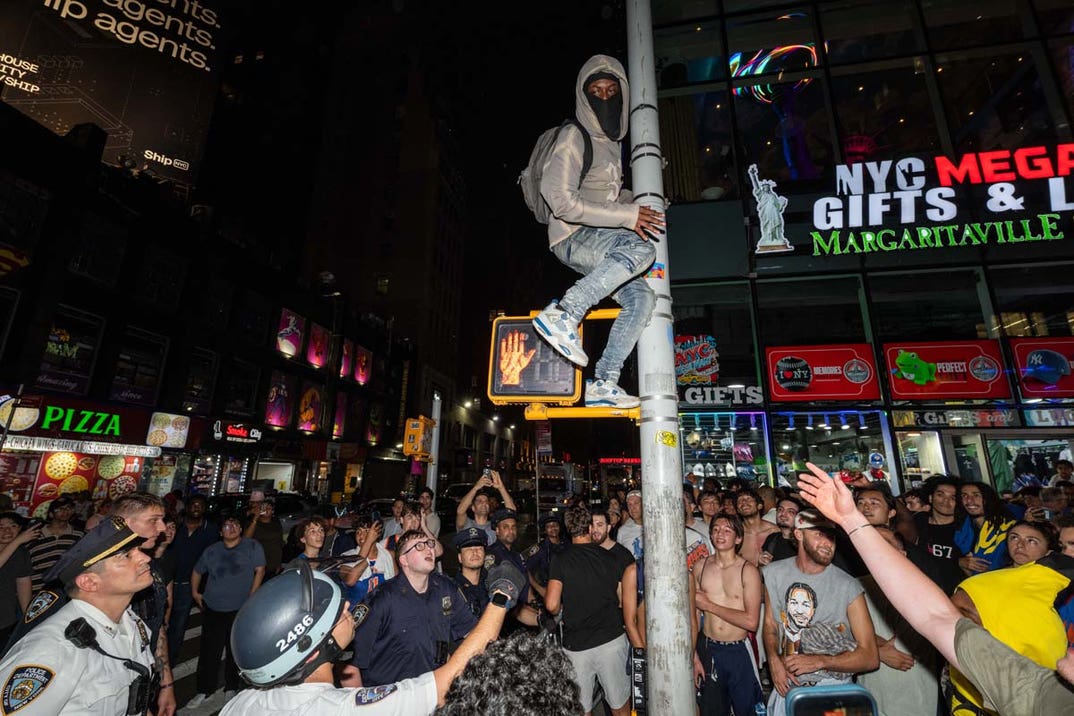 knicks fans celebrate GettyImages-2280357842