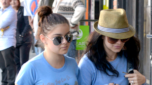 Ariel Winter -- UNITED FRONT with Big Sister [Photo]