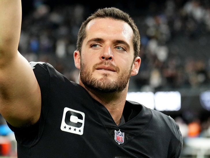 Derek Carr Pens Emotional Goodbye To Raiders After Getting Benched