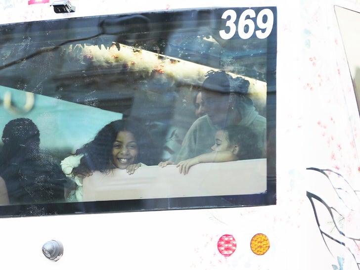 Beyonce And Jay-Z Ride Tour Bus Through NYC With Blue Ivy
