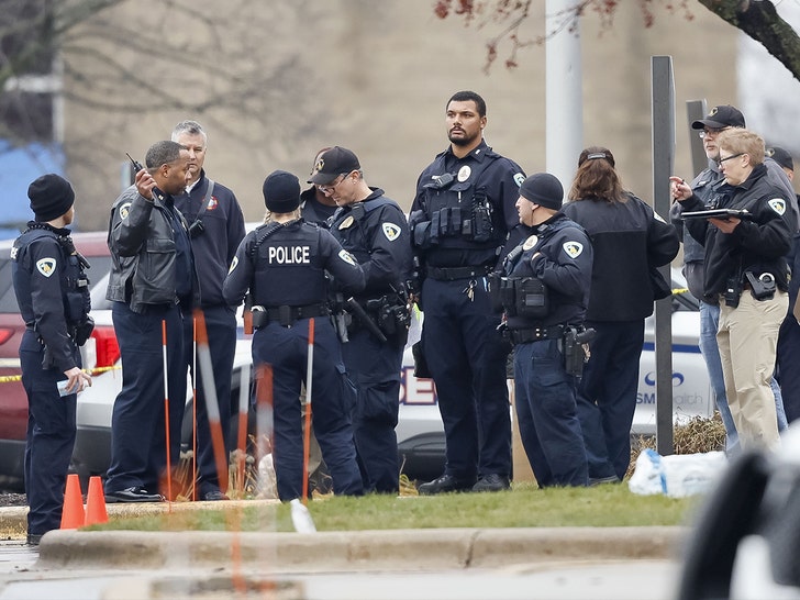 policiais no local do tiroteio na escola em Wisconsin Shutterstock 3