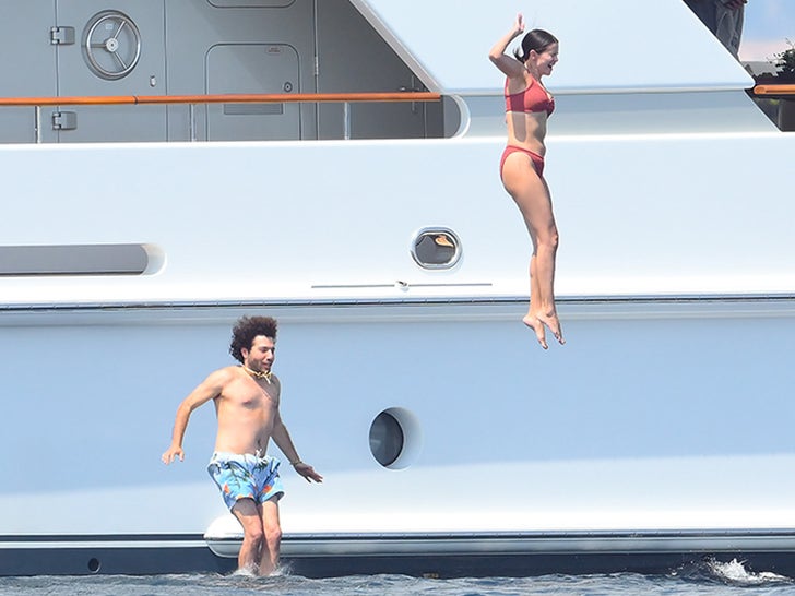 0728-Selena-Gomez-Benny-Blanco-Yacht-SUB