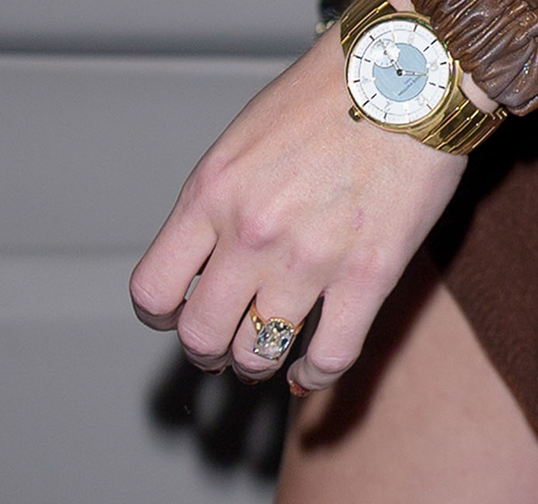 Taylor Swift Rocks Engagement Ring in NYC 9