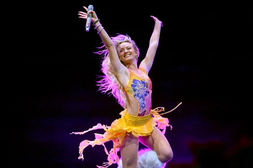 zara larsson performance 8